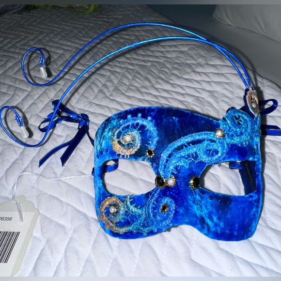 Cirque Du Soleil Mask by Judith Rauchfuss - Picture 6 of 14